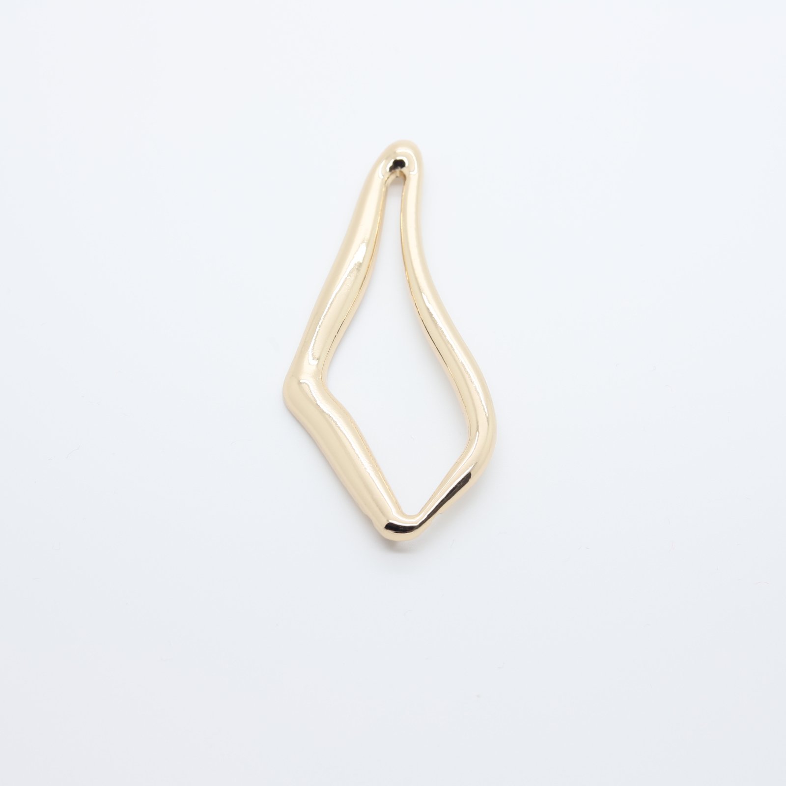 Connecteur en métal doré