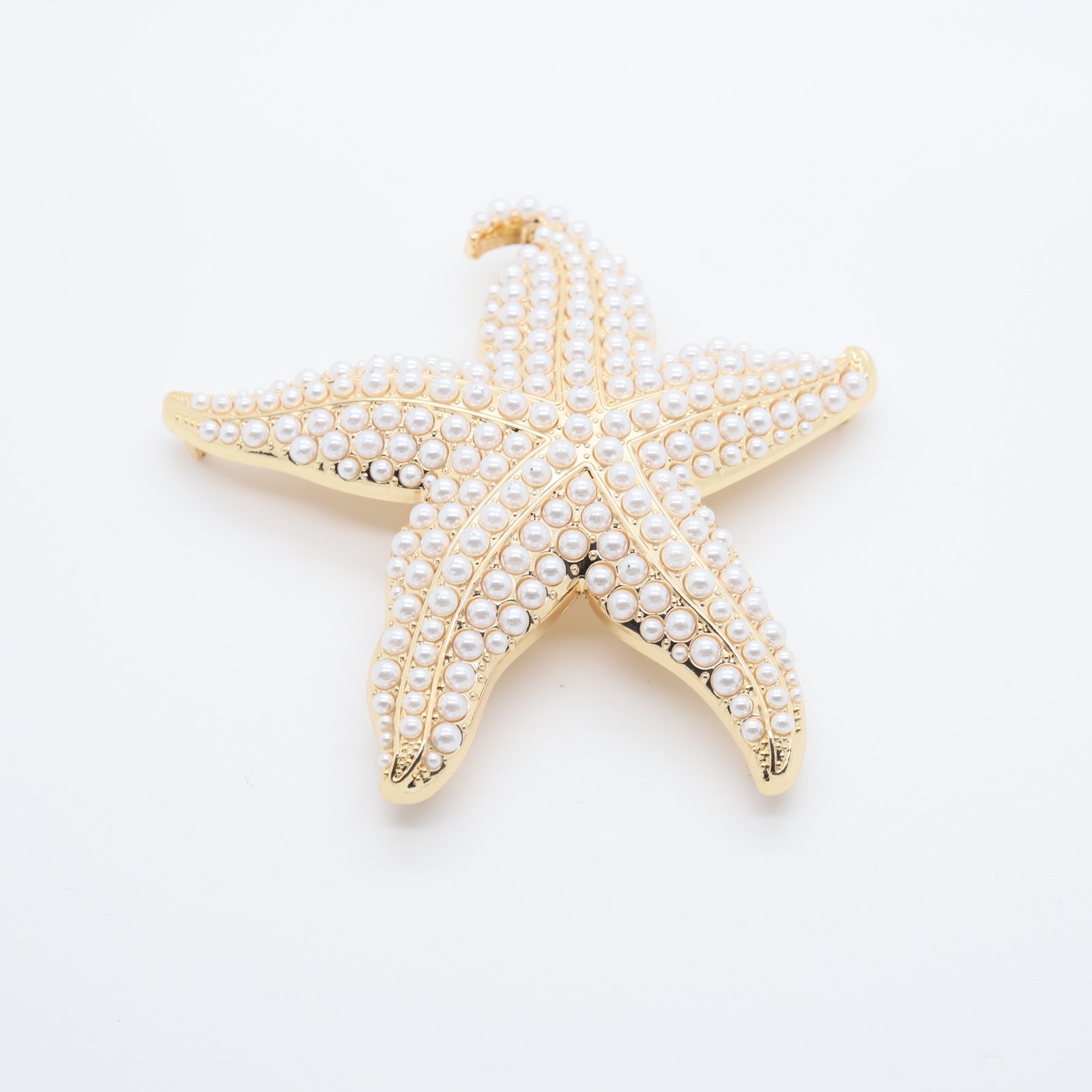 Grande broche en forme d’étoile à perles