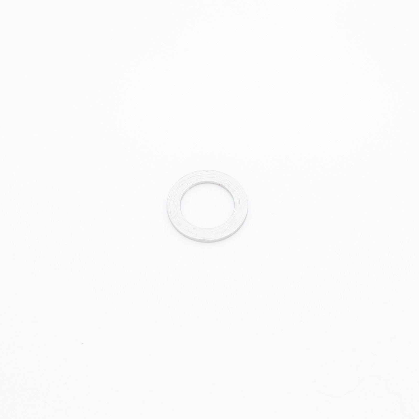 Petite boucle en plastique couleur argenté