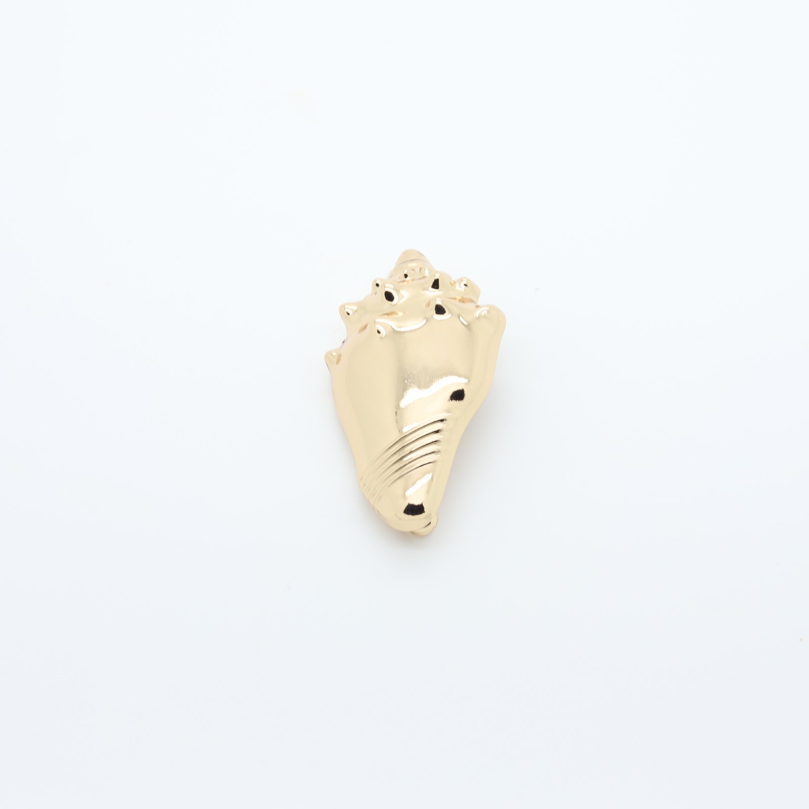 Passant en métal doré en forme de coquillage