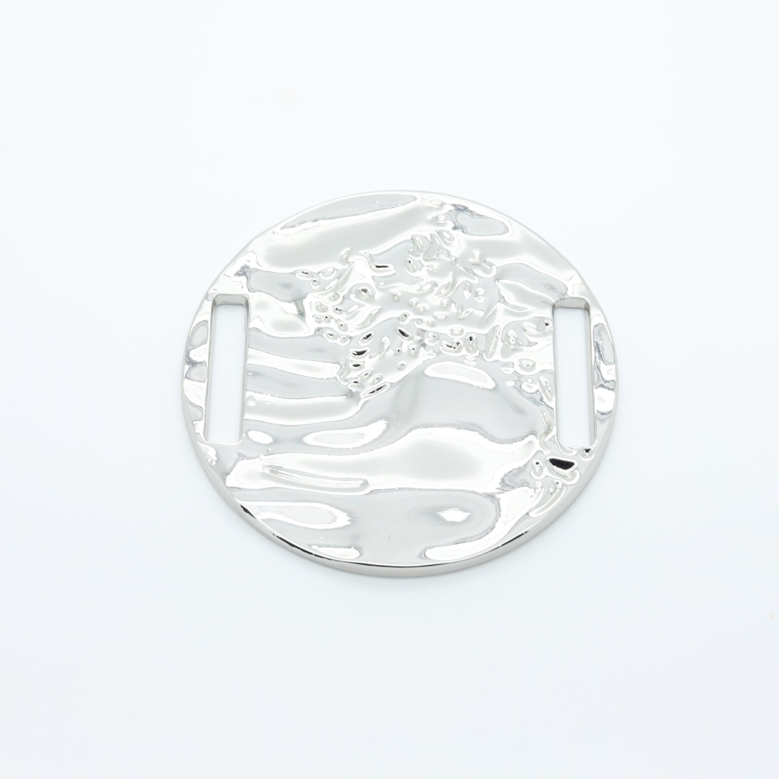 Grand passant rond en métal argenté à structure en relief