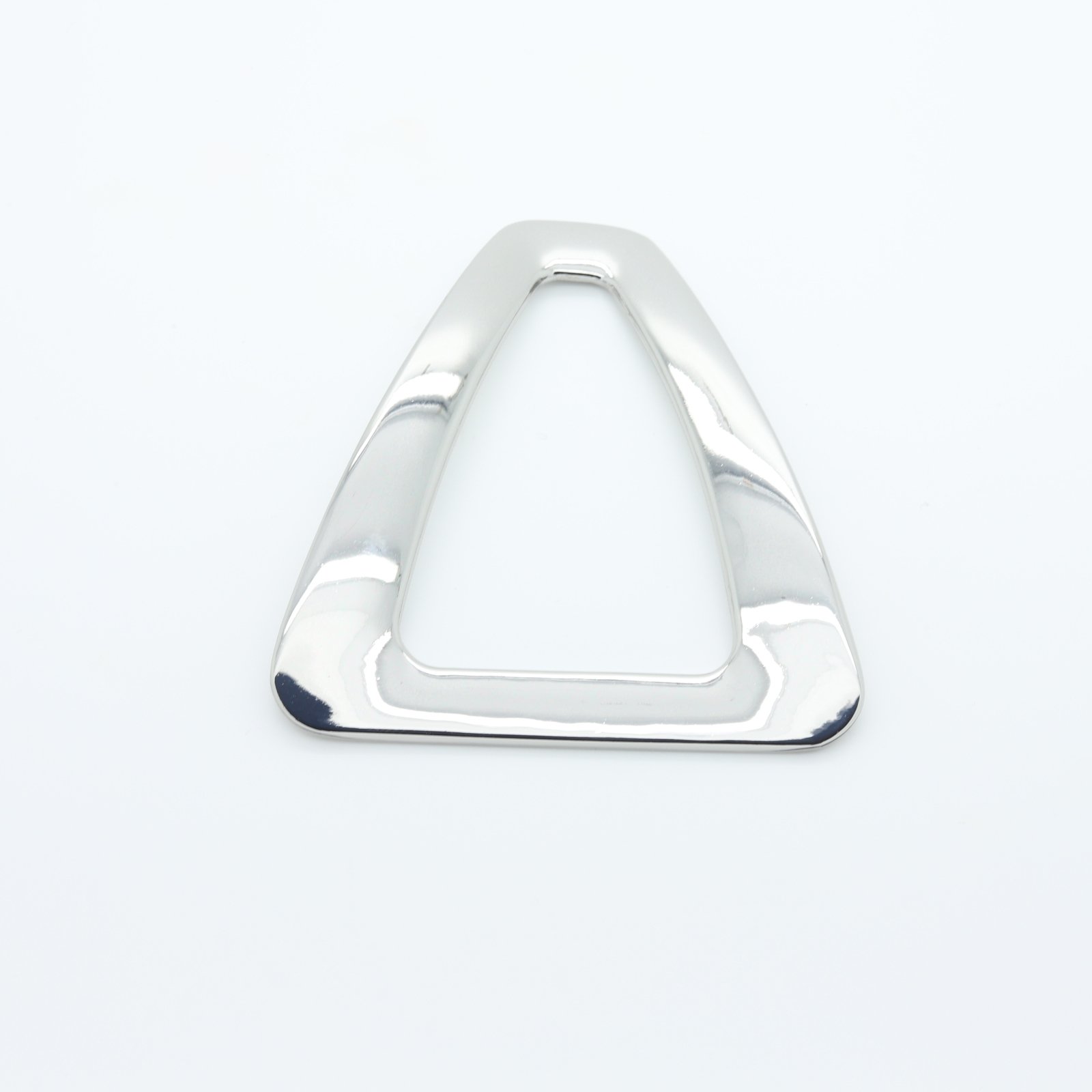 Gran conector metálico plateado de forma original