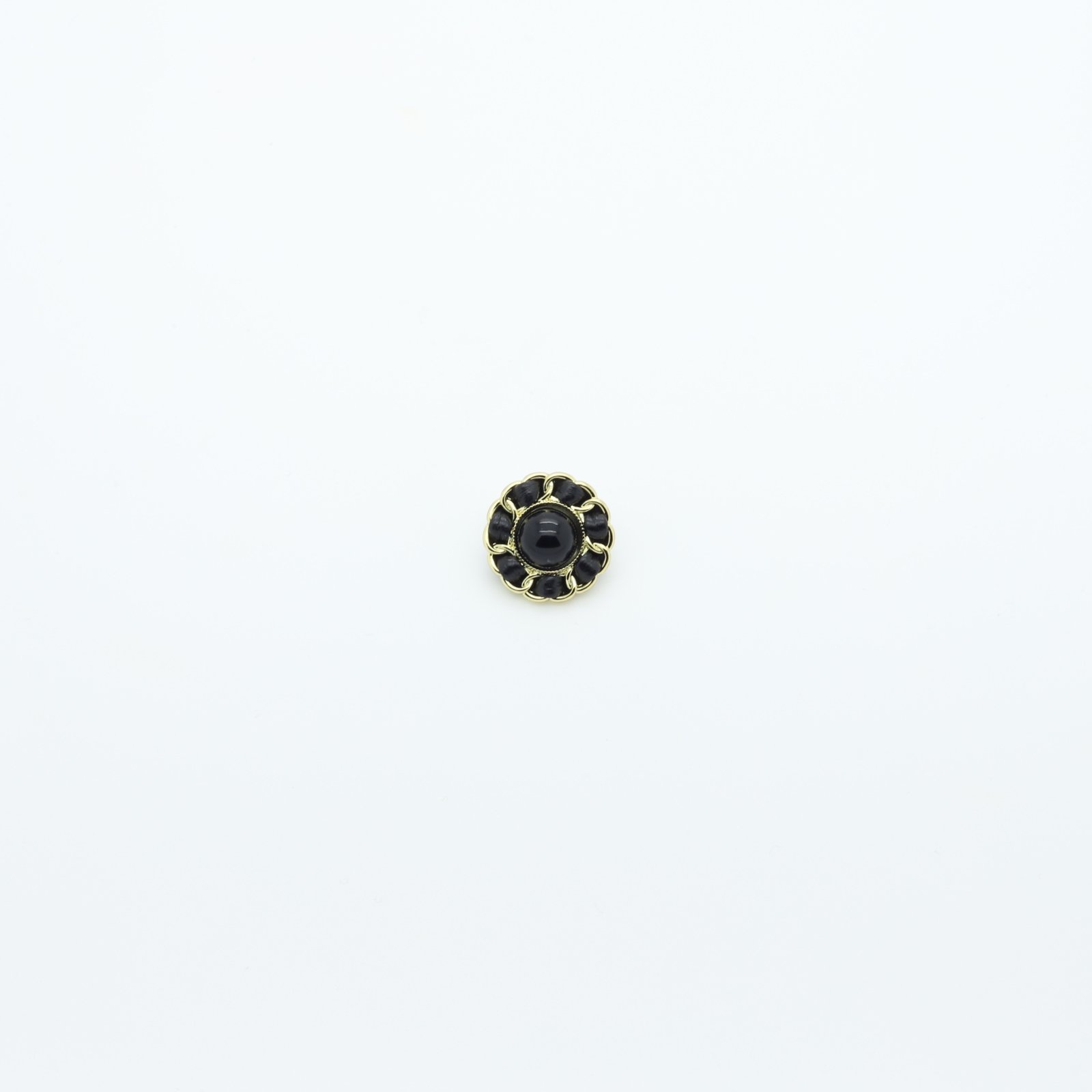 Botón de perlas doradas y negras