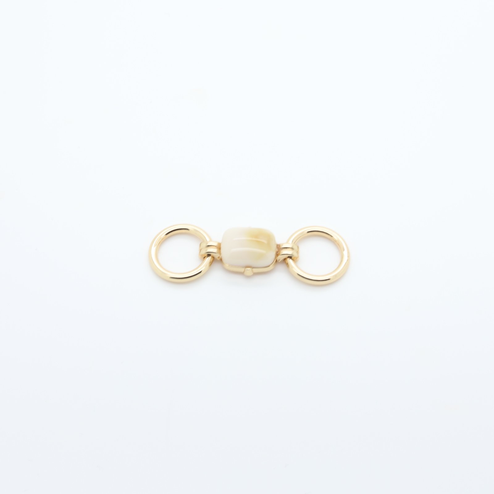 Conector metálico dorado de dos bucles con piedra natural blanca central