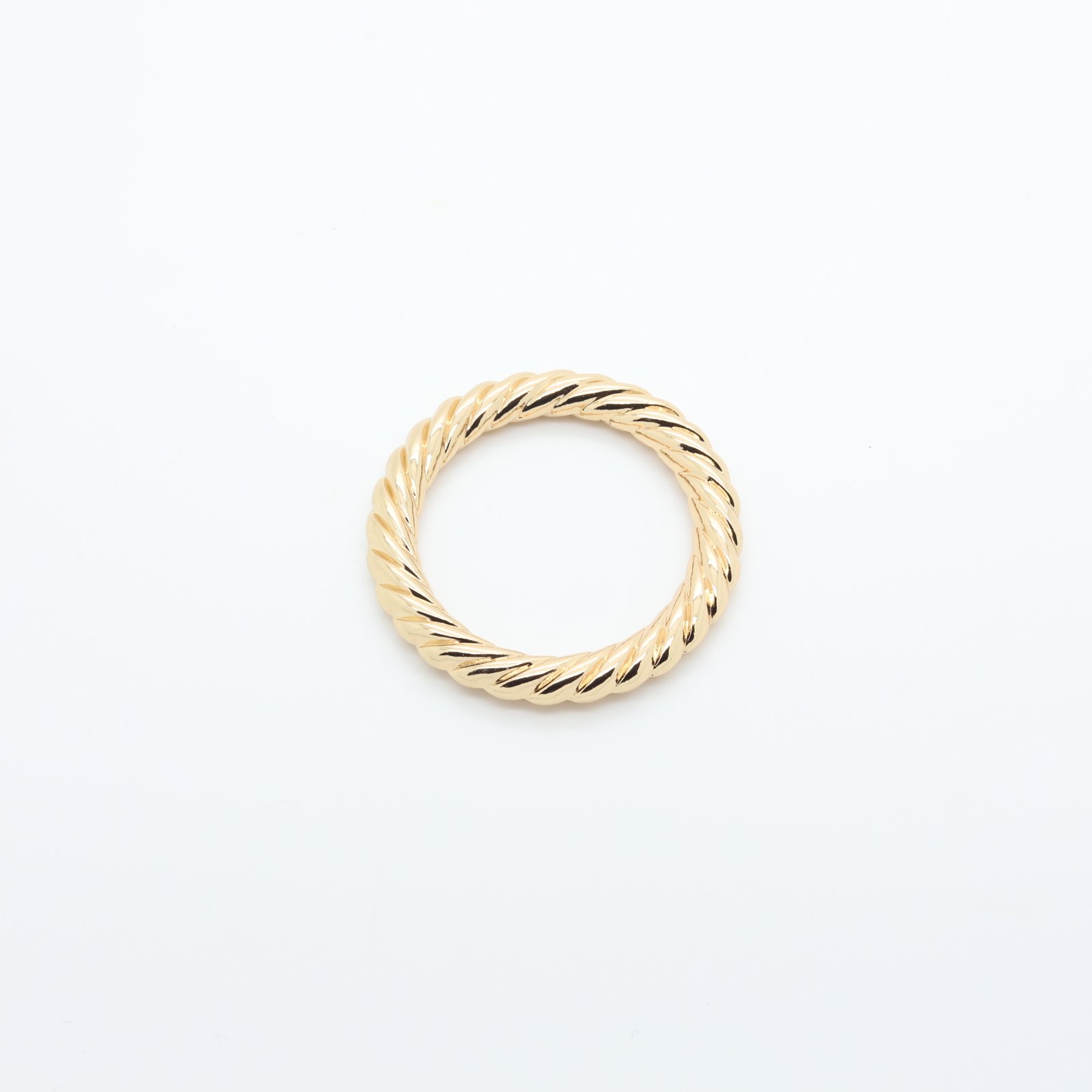 Anneau connecteur torsadé en métal doré