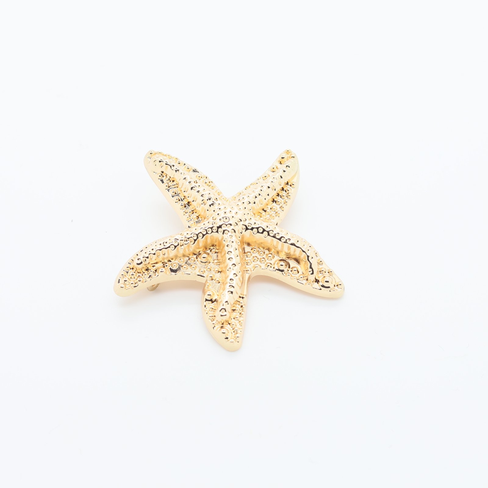 Broche en métal doré en forme d’étoile