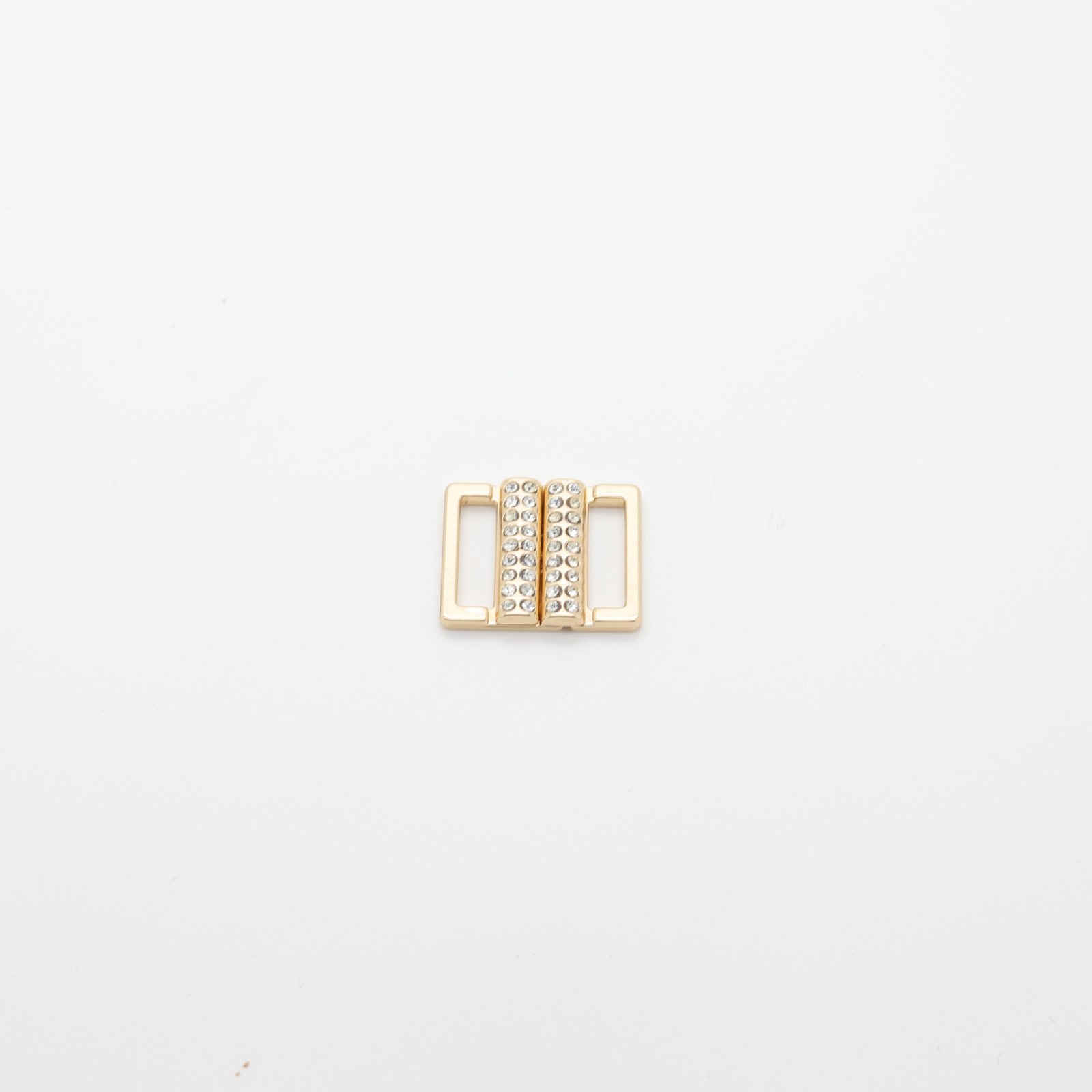 Fermoir en métal doré orné de strass