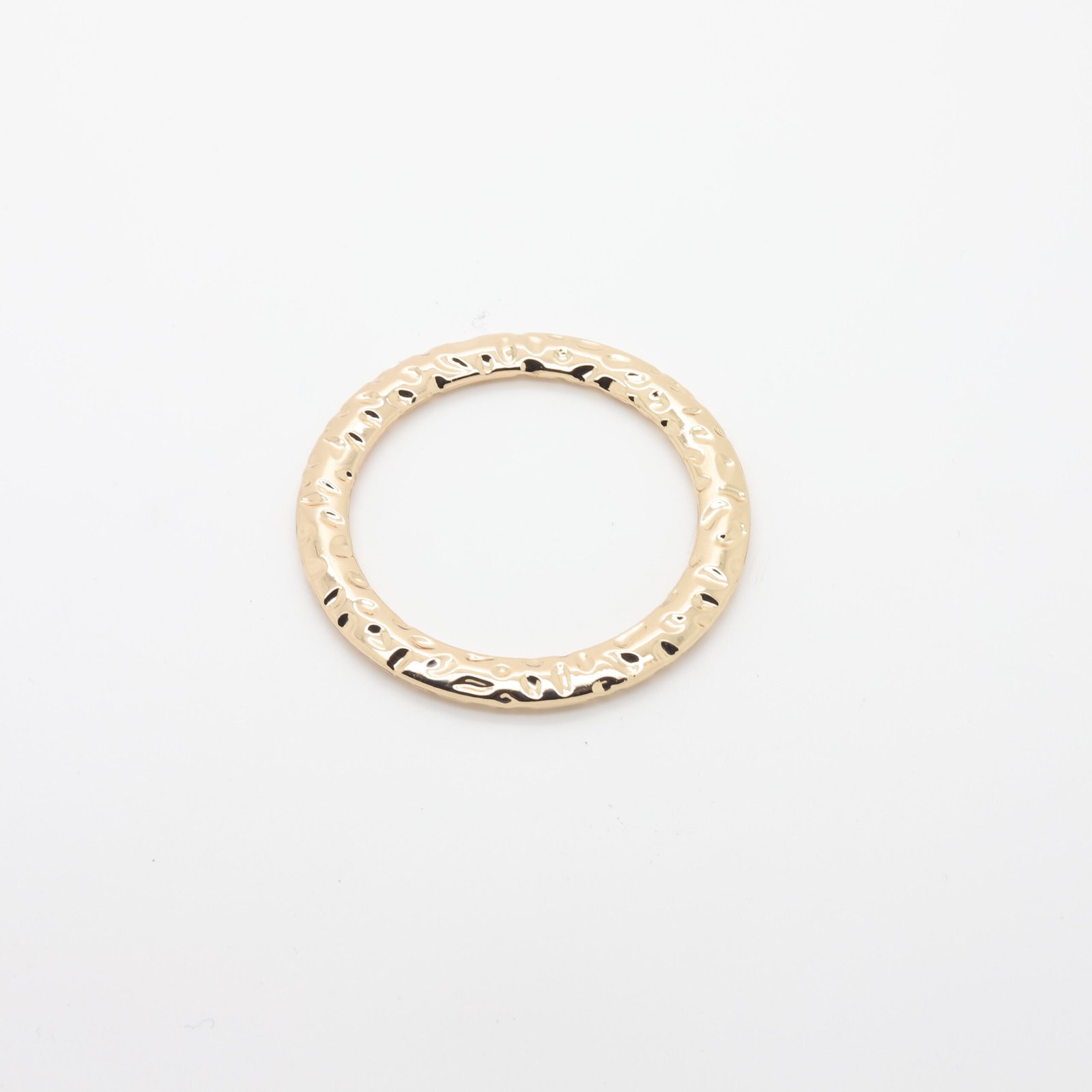 Anneau connecteur martelé en métal doré
