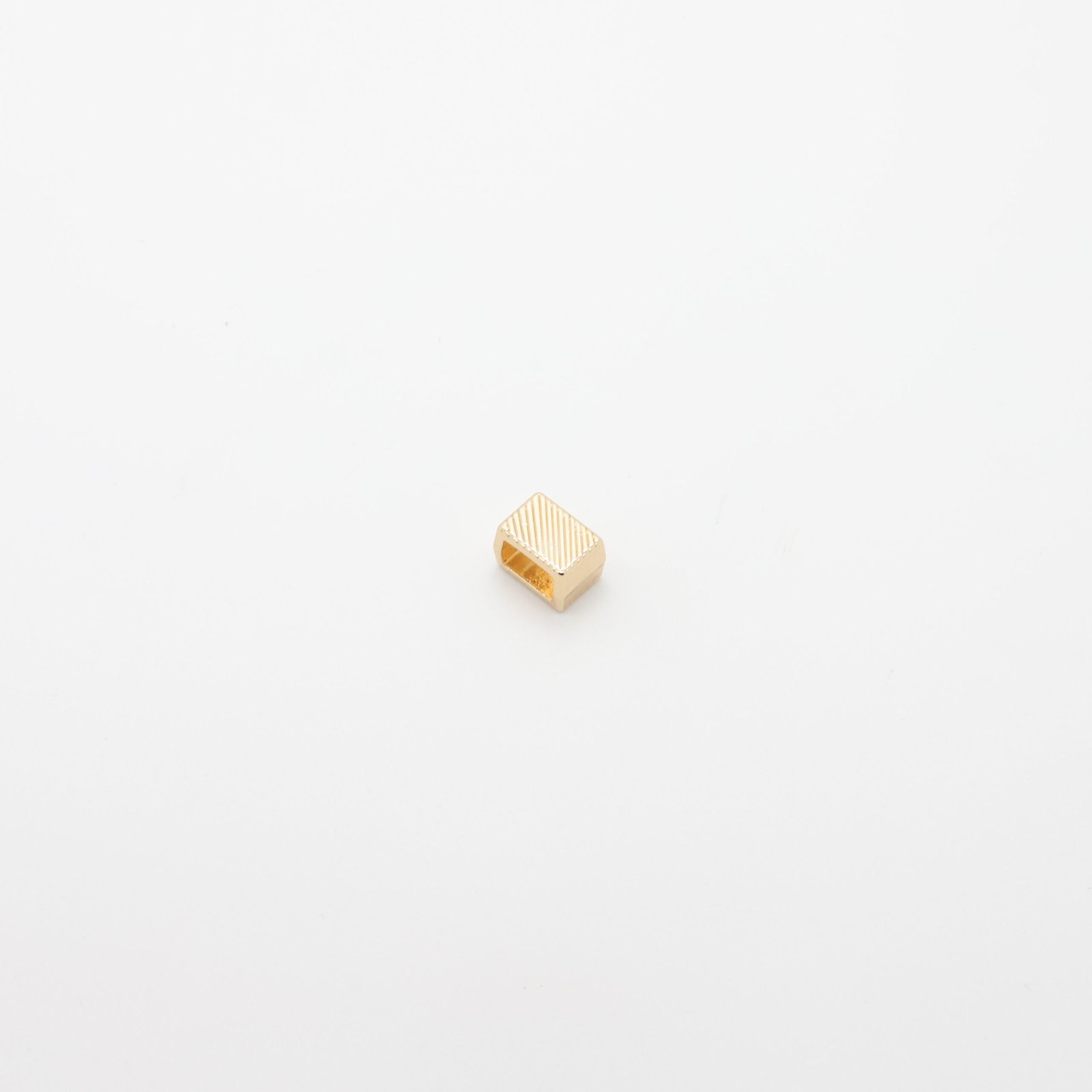 Passant carré strié en métal doré